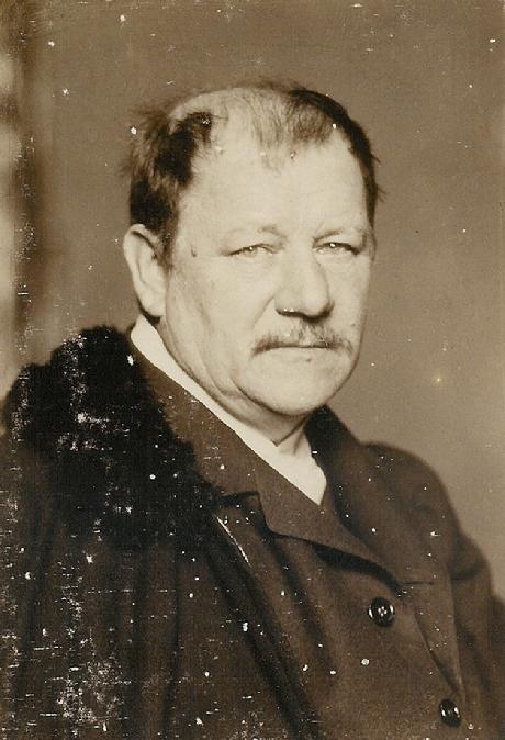 photograph of Max, 1905 - 460_photographic_portrait_of_Gabriel_von_Max,_1905,_The_Daulton_Collection
